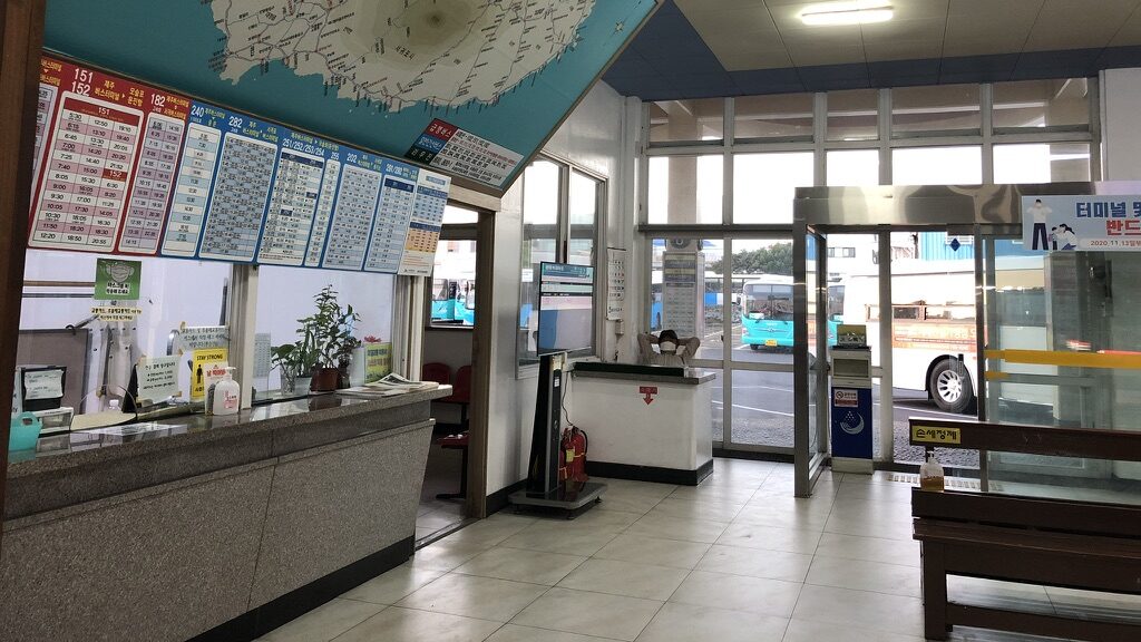 済州市外バスターミナルの受付カウンターと電子掲示板、バスのりば