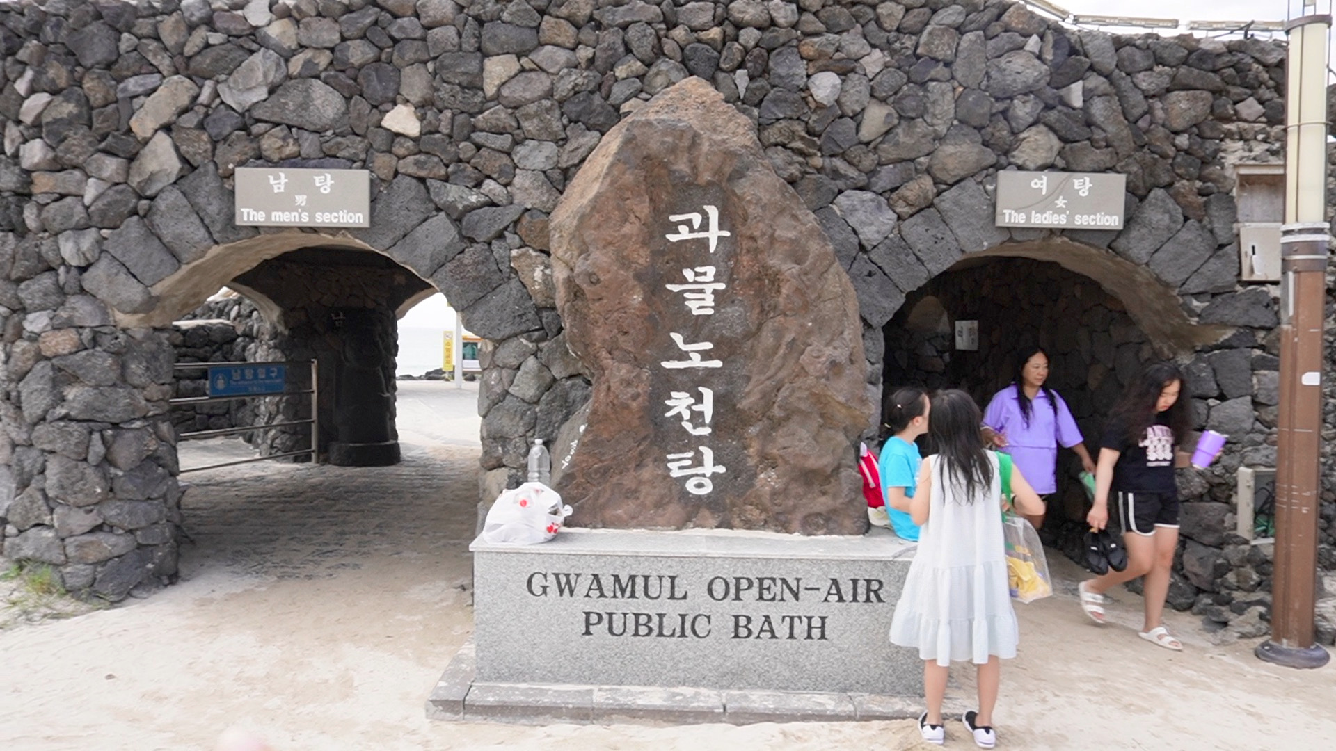 韓国チェジュ島（済州島）エウォル（涯月）にあるクァクチ海水浴場で撮った旅行写真