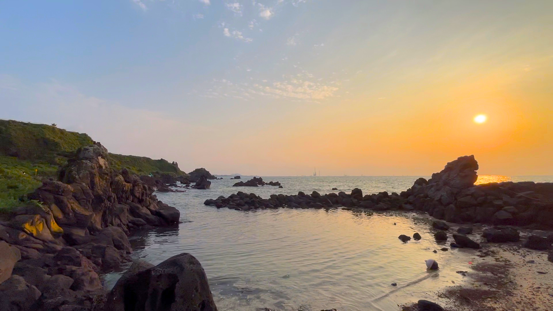 韓国チェジュ島（済州島）エウォル（涯月）にあるハンダム海岸散策路で撮った旅行写真